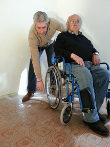 Ubaldo Tafani indica la crepa che incastra le ruote della sedia a rotelle