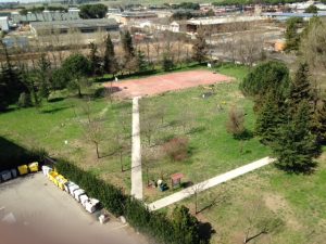 Una parziale panoramica del parco con il campo da basket