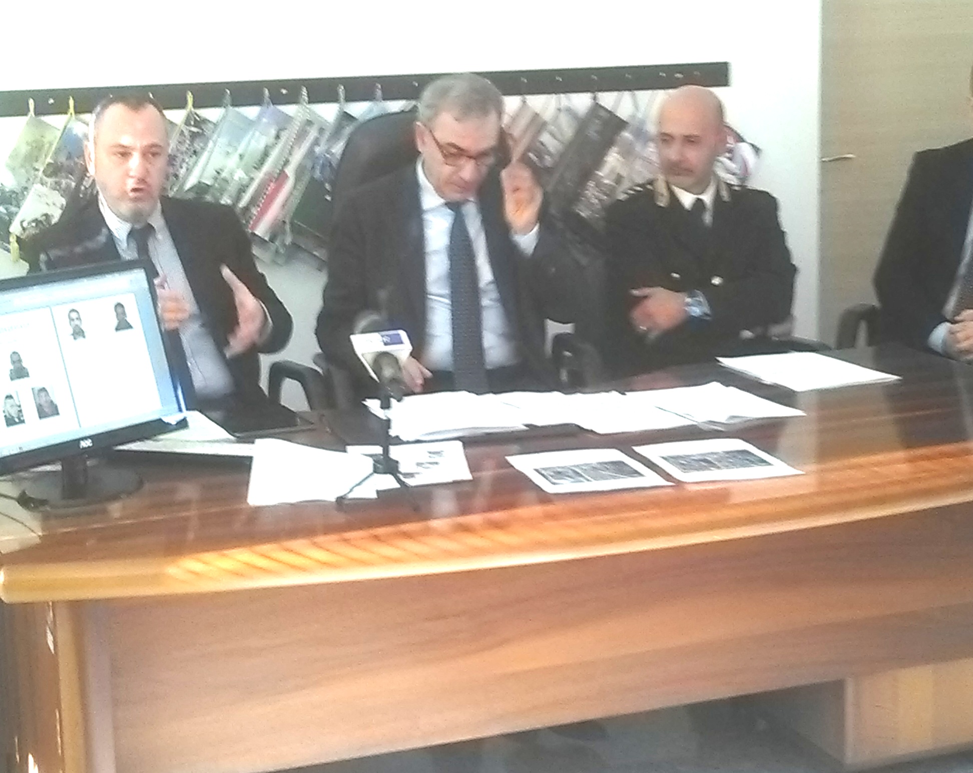Da sinistra, il sostituto Gabriele Iuzzolino, il capo della Procura Francesco Menditto, il nuovo commissario di Tivoli, Orlando Parrella, illustrano l'"operazione Piramide" in conferenza stampa
