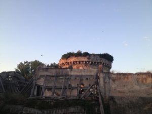 Lo stato del Sepolcro e la recinzione costruita dall'Ardis dodici anni fa "per proteggere il monumento dalle piene dell'Aniene"