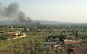 Traffico fermo sulla Roma-L'Aquila a causa dell'incendio CHI NON VUOLE LA BONIFICA? CHI HA SCARICATO I RIFIUTI DELLA 'METRO C' ROMANA? GLI ZINGARI? ALTRO incendio dei rifiuti sotto il ponte della 'bretella' ad Albuccione. Il terzo in dieci giorni. Contemporaneo/i all'avvio delle opere di bonifica dell'area. Forse - eccessivo il beneficio del dubbio? - c'è chi non vuole che venga alla luce quanto si è scaricato illegalmente. Sicuramente non sono stati gli zingari a rovesciare ad Albuccione gli avanzi della lavorazione della 'metroC' romana, in bella vista sino a qualche giorno fa. Quello che disturba è però il calcestruzzo depositato per dividere la via che attraversa il quartiere tra Tivoli e Guidonia Montecelio. Insopportabile di per sé ed anche evocativa del fatto che siamo nel 'tempo dei muri'. Macedonia? Austria? Brennero? che altro?