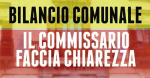 Se si creano le condizioni per i debiti fuori bilancio il Comune non può esimersi dal pagare l’ingiunzione PRIMO atto. Personale presa in carico dall’assessorato alle Finanze dopo le dimissioni del titolare storico Adriano Mazza. Secondo: mancata approvazione del bilancio e fine della storia. E del cursus honorum di Andrea Di Palma, vicesindaco nonché aspirante primo cittadino, facente funzioni dopo l’arresto del titolare Eligio Rubeis. Come detto, l’amministrazione comunale di Guidonia Montecelio il 13 giugno 2016 è “caduta sul bilancio”. Sintesi sbrigativa per dire che la maggioranza non ha trovato i numeri per approvare il documento contabile in Consiglio comunale. E’ “andata sotto” perché alle due formazioni di opposizione – Pd e 5stelle – si sono aggiunti quattro consiglieri di centrodestra. Un dissenso fatale per il succedaneo di Eligio Rubeis. Valutando i motivi addotti per giustificare il disaccordo, Stefano Sassano, Mario Valeri e Aldo Cerroni hanno in sostanza definito quello come lo step ultimo di un contrasto di natura tutta politica da tempo manifestato (e dichiarato) sulle “qualità” del vicesindaco e del suo agire. Diversa la posizione di Anna Maria Vallati, centrata principalmente sulle contraddizioni del bilancio. Forte della competenza professionale che, per quanto volontariamente messa a disposizione dell’esecutivo – lo ha dichiarato nell’intervento in aula -, il Di Palma e la sua giunta non hanno inteso utilizzare. Come dire: nessuno metta mano o becco. Al punto che, in via del tutto ipotetica, l’accettazione del supporto di Vallati avrebbe persino potuto evitare lo scioglimento anticipato del Consiglio. Così ora tocca al commissario prefettizio il compito di sancire lo stato delle finanze e dei conti del Comune di Guidonia. Con qualche ritardo rispetto alle iniziali dichiarazioni ufficiali. Ritardo non causato da disattenzione o cattiva volontà ma, con estrema probabilità, dal fatto che gran parte di quei conti non fanno capo a nessuno. Si parla dei debiti fuori bilancio, ovviamente. Dei quali si è alla disperata ricerca del totale. E delle generalità. Tutti ne parlano, si interrogano, discettano, ma come si forma un debito fuori bilancio? Saggezza popolare vuole che la formula indichi un evento imponderabile, non prevedibile (quindi non imputabile nel bilancio preventivo), al quale occorre porre rimedio con assoluta urgenza. Crolla il soffitto di una scuola? Arriva di corsa chi lo ripara, per mettere in sicurezza l’edificio e i bambini. Tutto qui? No, proprio per niente. Un “concreto” esempio aiuta a capire. Il Comune di Guidonia Montecelio ha versato 68mila euro all’Ipsoa (gruppo Wolters Kluwer Italia) a seguito di sentenze (tribunale civile di Milano e Tar della Lombardia), tutto passato nella totale mancanza di opposizione e qualsiasi verifica di legittimità. Verdetto reso esecutivo da decreti ingiuntivi. Eppure motivi di opposizione ce n’erano. Il più evidente? La verifica se la disdetta della fornitura comunicata alla società dall’assessorato all’Ambiente il 21 ottobre 2011 – la firma del contratto risale al 2006 – fosse stata eseguita o meno. Ma anche il fatto che gran parte degli ordinativi non risponde a nessuno: firme illeggibili, email personali e non del Comune e via dicendo. Un debito fuori bilancio così architettato si sostiene di per sé, non ha bisogno di alchimie procedurali e/o contabili, visto che sottintende una procedura che obbliga l’ente a ottemperare. Il dirigente-cassiere non può sottrarsi all’esecuzione d’un decreto ingiuntivo. Quindi il problema si pone “a monte”, nella formazione delle decisioni e nel rilascio degli atti conseguenti. Ed è in questa “frazione” delle attività amministrative che ci si augura i commissari pongano la dovuta attenzione. Ci sarà un giudice a Berlino Montecelio?